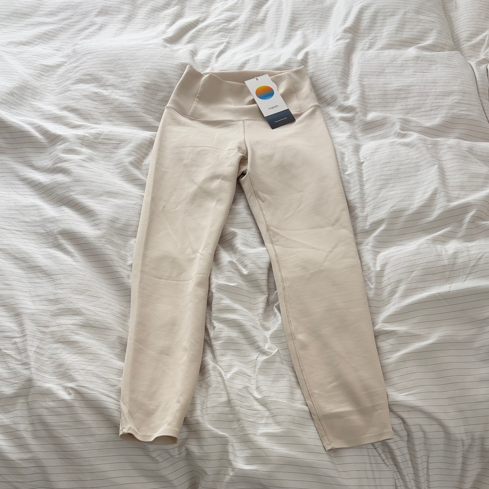 Vuori Evolve Legging in Bone NWT